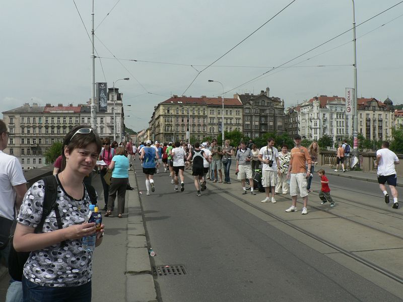 Maraton09 126.jpg - A už zase utíkají vstříc dalším kilometrům.